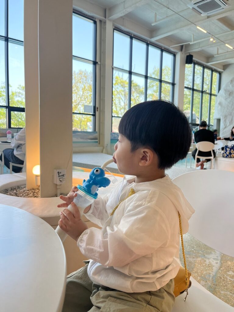 공룡 쉐이크 마시는 쭈니